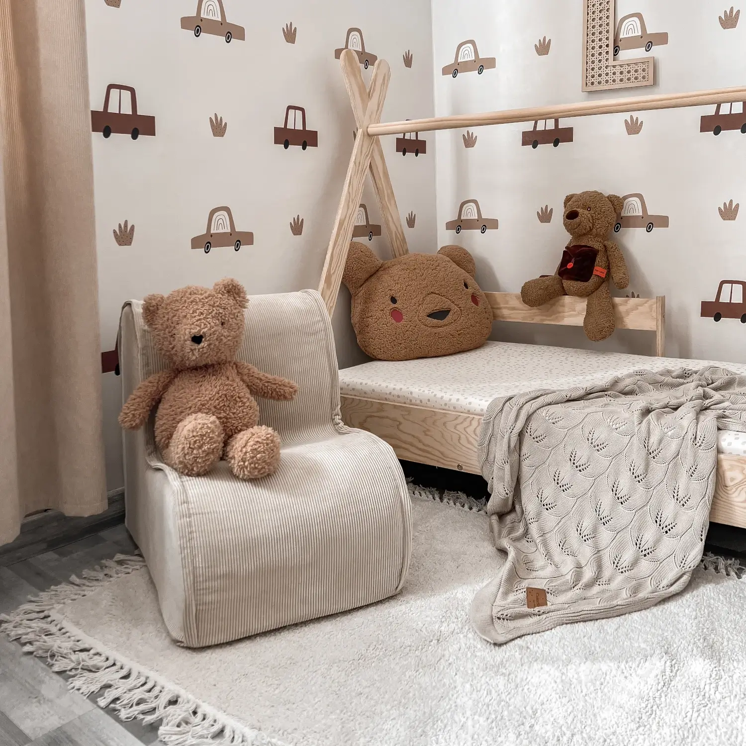 Łóżko domek dla dziecka z barierką i stelażem TIPI Montessori Drewniane